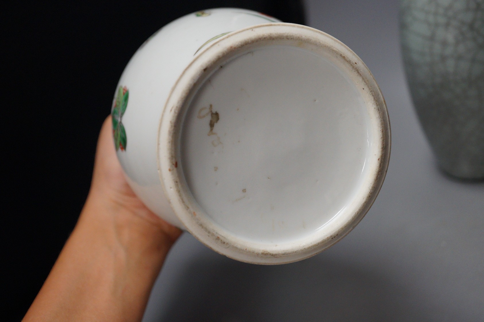 A late 19th century Chinese famille verte jar and cover, together with other Chinese and Japanese ceramics, tallest 24cm (5)